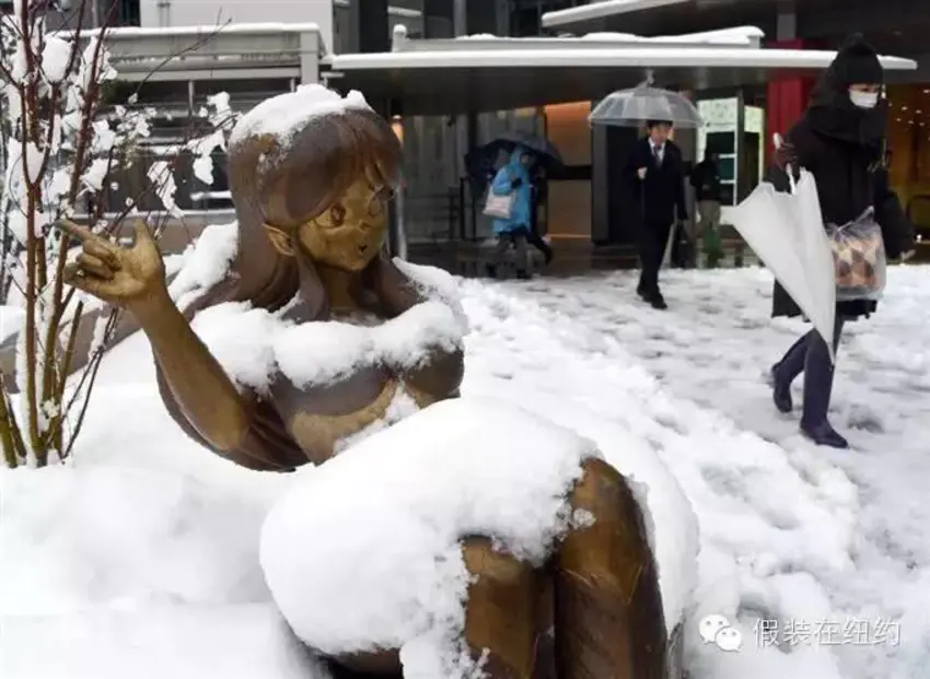 听说今天东京下了第一场雪，这张照片把我吓到了